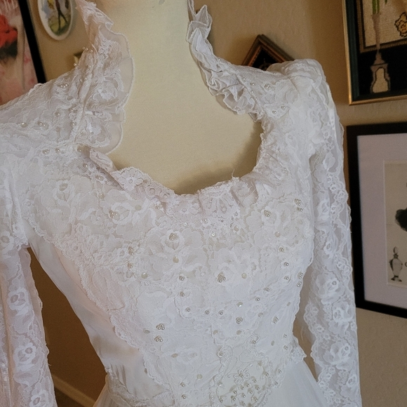 1970's Vintage Union Label White Lace Full Train Wedding‎ Dress - Picture 6 of 13